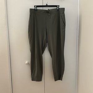 Eddie Bauer Women's Escapelite crop pants size Large